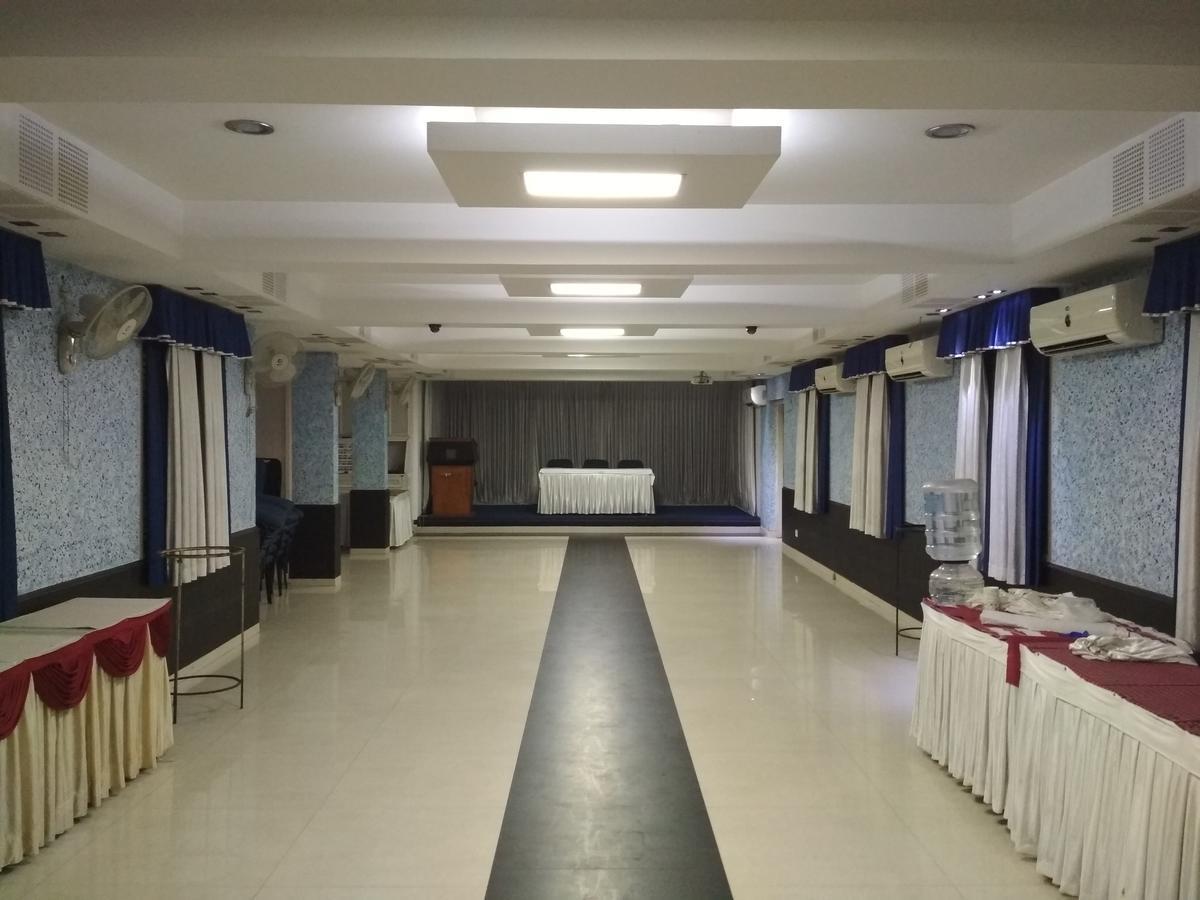 Hotel Rukmini Alwaye Esterno foto