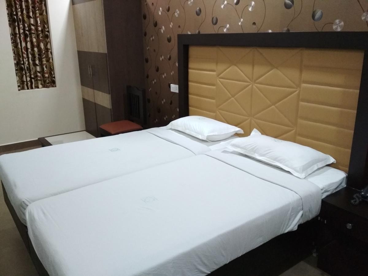 Hotel Rukmini Alwaye Esterno foto