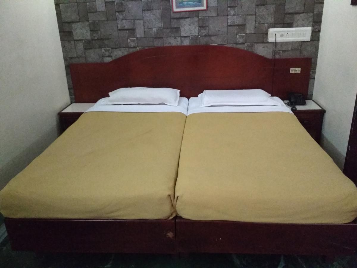 Hotel Rukmini Alwaye Esterno foto