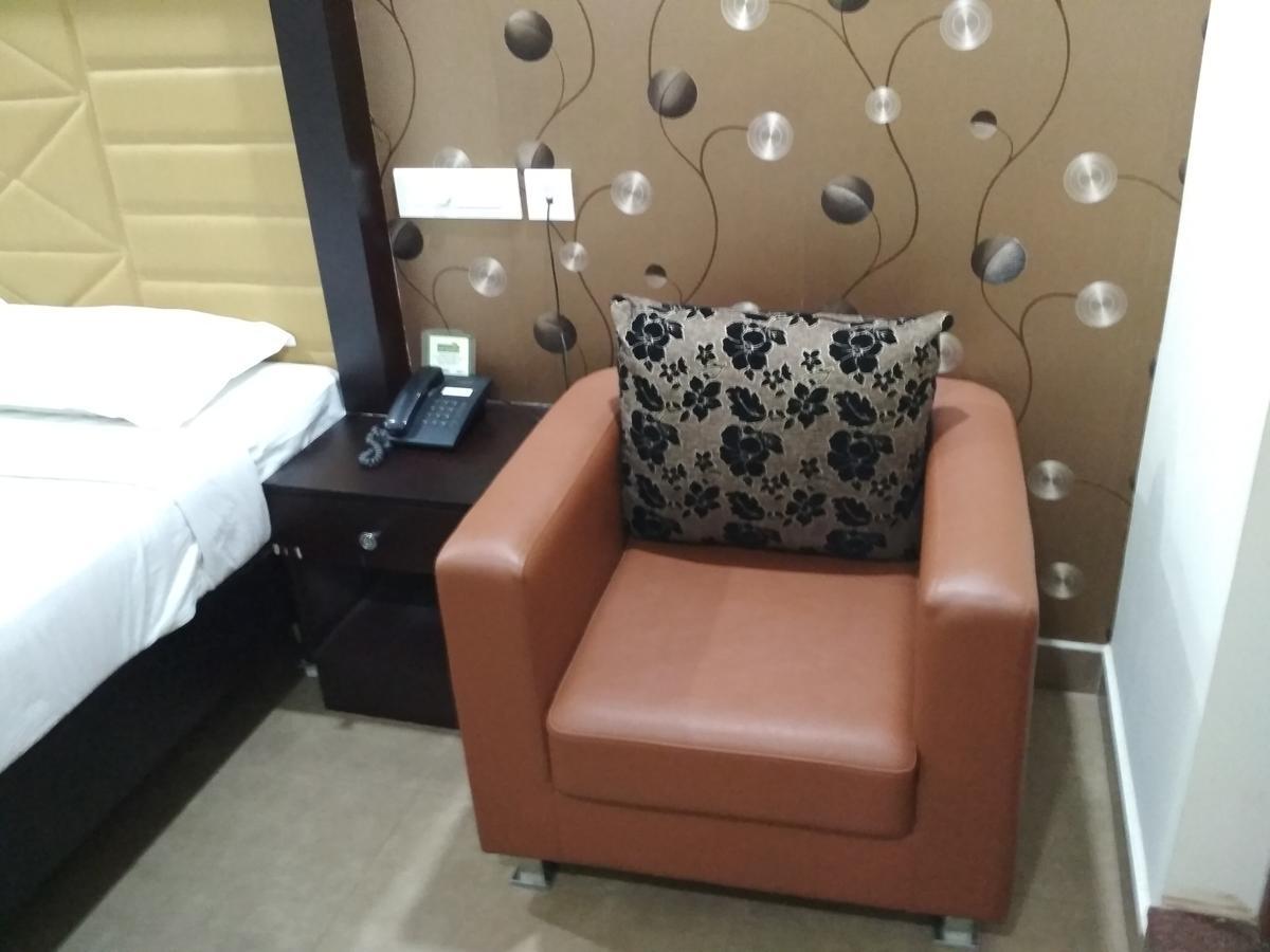 Hotel Rukmini Alwaye Esterno foto